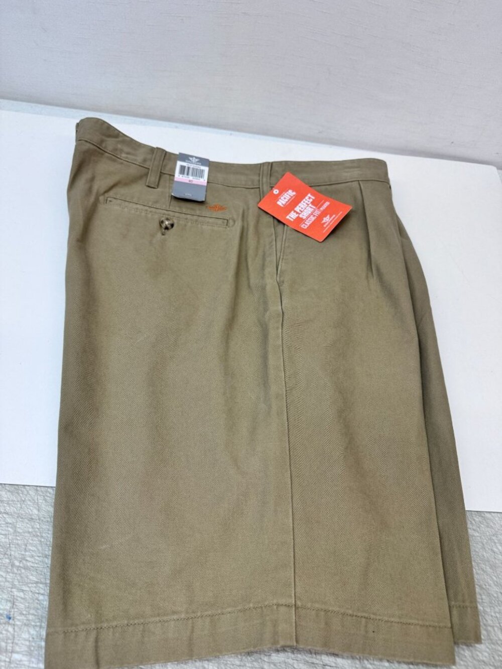 Mens new Dockers Shorts sz.40 Pleated-Tan